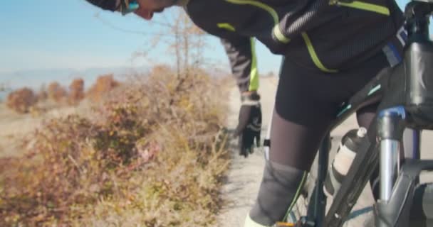 Senioren Fietsen Overdag Berghellingen — Stockvideo