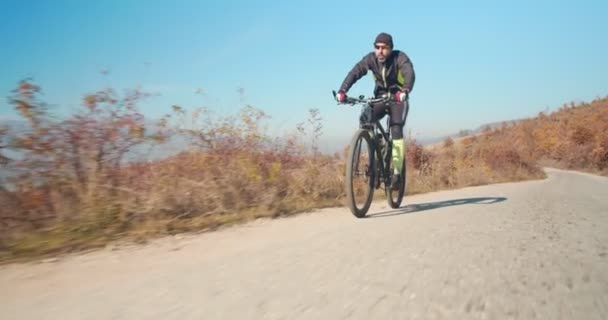 Gündüz Vakti Dağ Tepelerinde Bisiklet Süren Yaşlı Bir Adam — Stok video