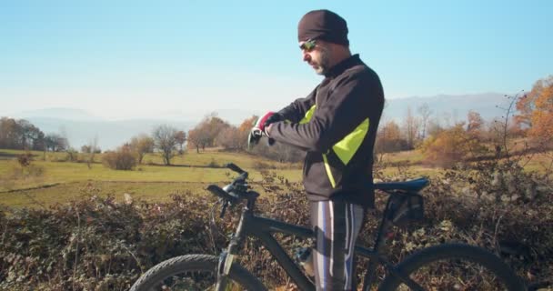 Senior Man Rida Cykel Bergen Kullar Dagtid — Stockvideo