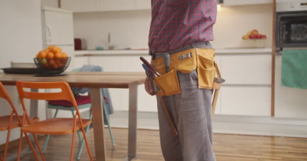 工具ベルト付きのハンディマン自宅で作業 — ストック動画