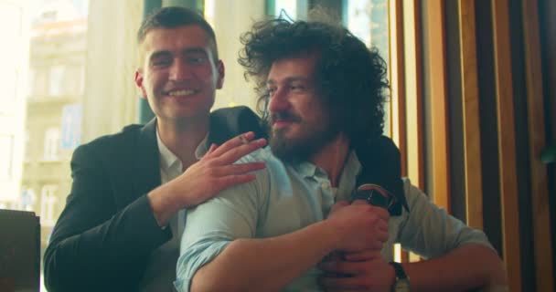 Gay Paar Knuffelen Samen Een Caf Bar Slow Motion — Stockvideo