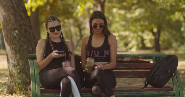 Deux Amis Parlent Regardent Leurs Téléphones Dans Parc — Video