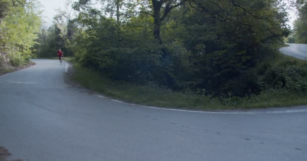 Mannen Som Springer Slow Motion Bergsvägen Kameradocka Full Skott — Stockvideo