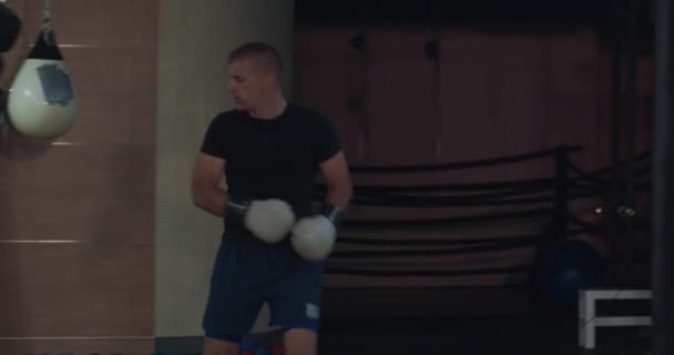 Tre Uomini Che Praticano Kickbox Palestra — Video Stock
