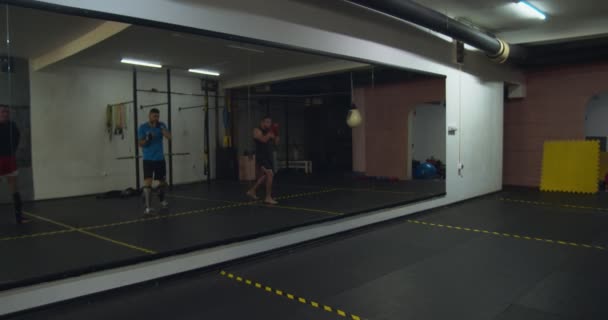 Tres Hombres Practicando Kickbox Gimnasio — Vídeo de stock