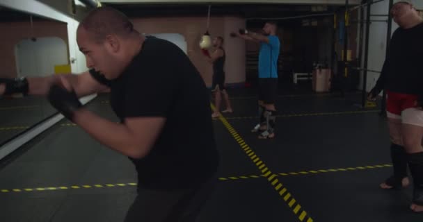 Drie Mannen Oefenen Kickbox Sportschool — Stockvideo