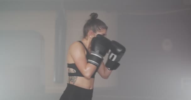 Jovem Ginasta Feminina Vestindo Suas Ligaduras Boxe — Vídeo de Stock