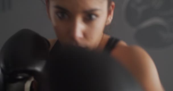 Joven Gimnasta Femenina Poniéndose Sus Vendajes Boxeo — Vídeos de Stock