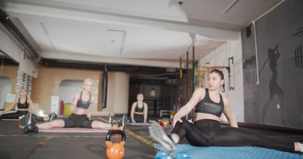 Quatro Meninas Preparando Para Exercitar Ginásio — Vídeo de Stock