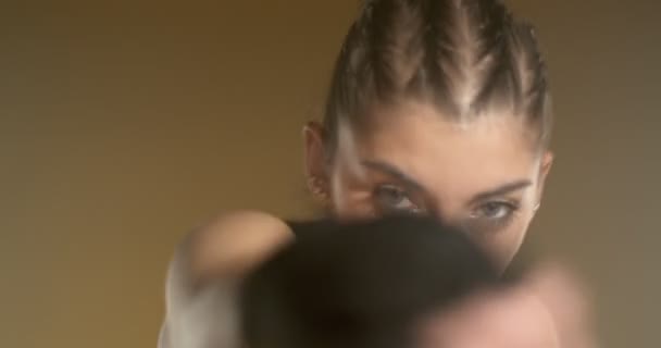 年轻女子体操运动员戴上拳击绷带 — 图库视频影像