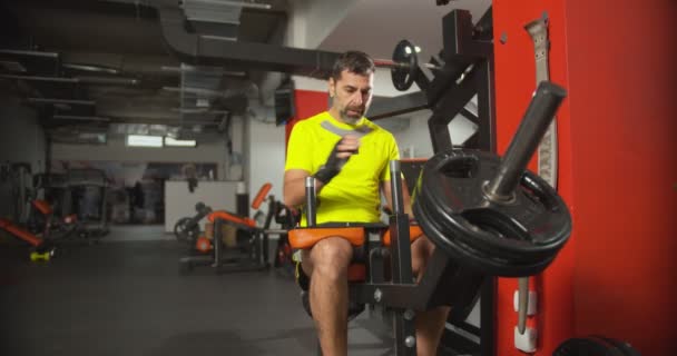 男子举重在健身房 运动理念 — 图库视频影像