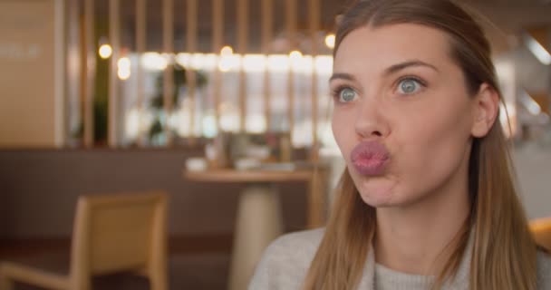 Menina Soprando Beijo Para Câmera — Vídeo de Stock