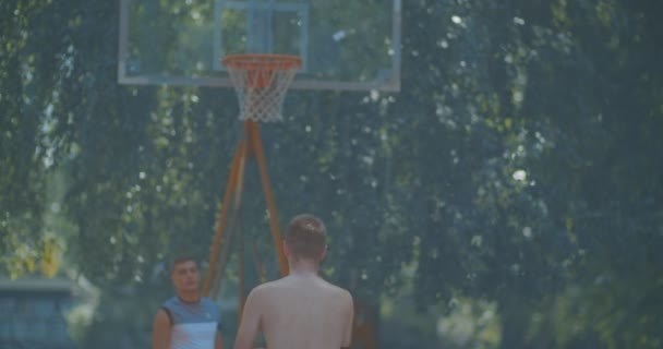 Veteran Basketballspieler Hüpft Und Dreht Den Ball Vor Dem Spiel — Stockvideo