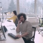 Junge Menschen unterschiedlicher ethnischer Zugehörigkeit arbeiten tagsüber in einem modernen Büro
