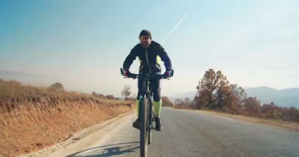 Vista Perto Ciclista Cavalgando Pela Estrada Rural — Vídeo de Stock