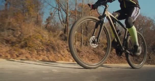 Yaşlı Bir Bisikletçinin Kır Yolunda Giderken Alçak Açılı Görüntüsü — Stok video