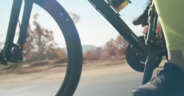 Baixo Ângulo Visão Ciclista Sênior Andando Bicicleta Pelas Montanhas Com — Vídeo de Stock