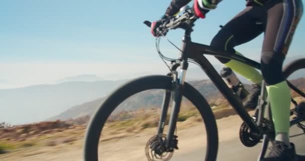 Ciclista Senior Bicicletta Attraverso Montagne Con Orizzonte Alle Spalle — Video Stock