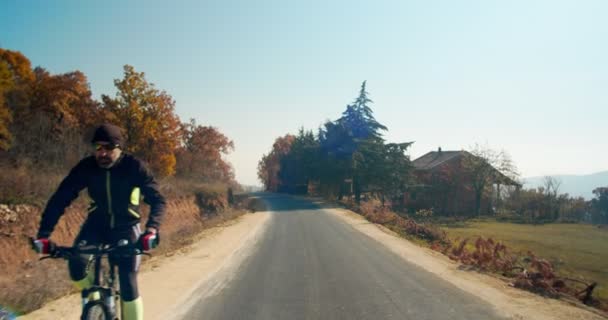 Homme Vélo Chevauchant Son Vélo Dans Les Montagnes — Video