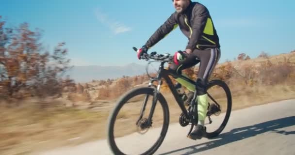 Vollzeit Radfahrer Mit Seinem Fahrrad Auf Einer Straße Den Bergen — Stockvideo