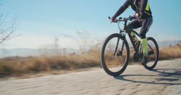 Veterano Ciclista Sênior Cavalgando Pelas Colinas Altas Com Vasto Horizonte — Vídeo de Stock