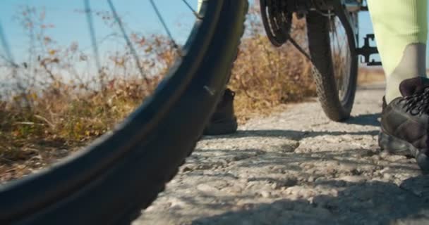 Крупный План Старшего Велосипедиста Замедленная Съемка — стоковое видео