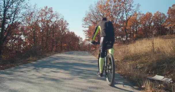 Senior Man Cykling Skogen Väg Slow Motion — Stockvideo