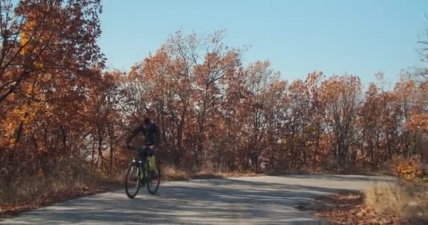 Senior Man Cykling Skogen Väg Slow Motion — Stockvideo