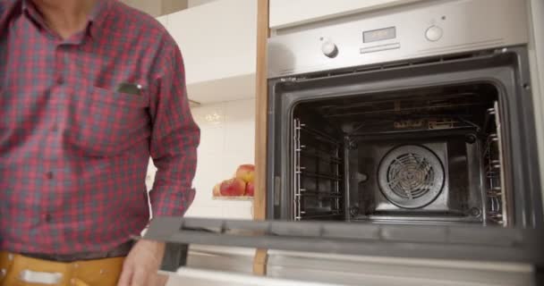 Eletricista Sênior Consertando Luzes Forno — Vídeo de Stock