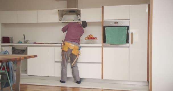 Tukang Servis Senior Memperbaiki Ventilator Dapur — Stok Video
