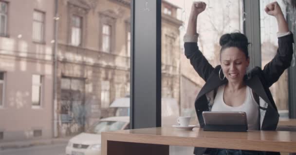 Mujer Joven Trabajando Una Cafetería — Vídeo de stock