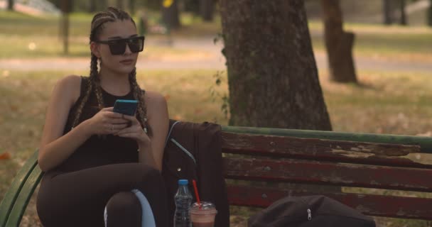 Teenager Guardando Suo Telefono Nel Parco — Video Stock