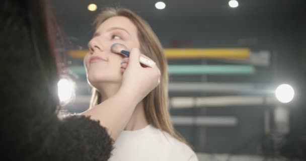 Una Chica Aplicando Suavemente Polvo Amigo Estudio — Vídeo de stock