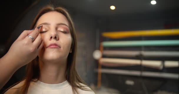 Młody Nastolatek Dziewczyna Otrzymywać Jej Makijaż Zrobić — Wideo stockowe