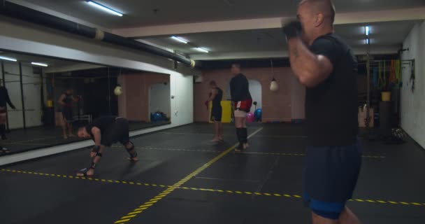 ジムで練習するキックボクサー — ストック動画