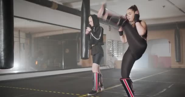 Dvě Dívky Cvičení Tělocvičně — Stock video