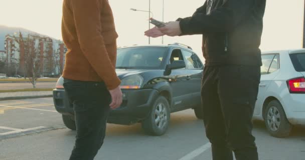 Man Betaalt Verzekering Een Auto Ongeluk — Stockvideo