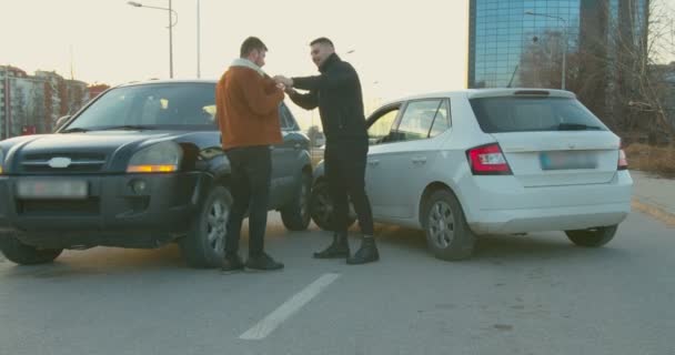 Man Paying Insurance Car Crash — Stock Video