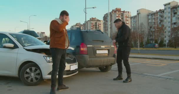 Two Strangers Arguing Car Crash — Stock Video