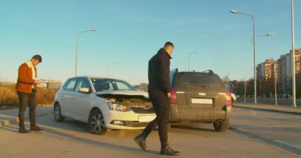 Vreemden Inspecteren Het Auto Ongeluk Midden Weg — Stockvideo