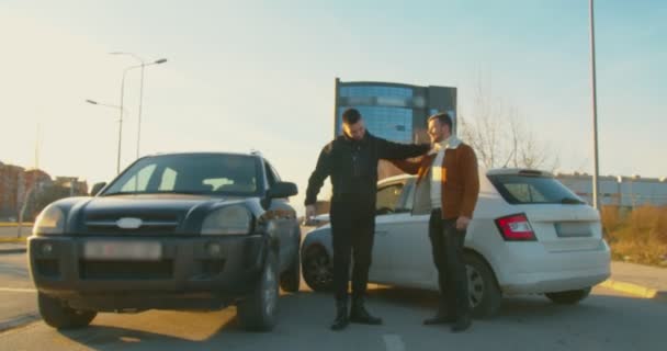 Bir Araba Kazasından Sonra Birbirini Affeden Iki Adam — Stok video