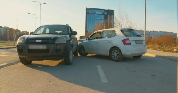 Twee Ongelukkige Vreemden Krijgen Een Auto Ongeluk — Stockvideo