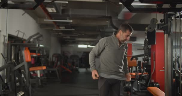 在室内体育馆锻炼的成年男性 — 图库视频影像