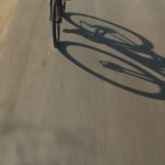 Rowerzysta przemierzający wiejską drogę