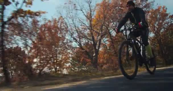 Κοντινή Άποψη Ενός Ποδηλάτη Στην Ύπαιθρο — Αρχείο Βίντεο