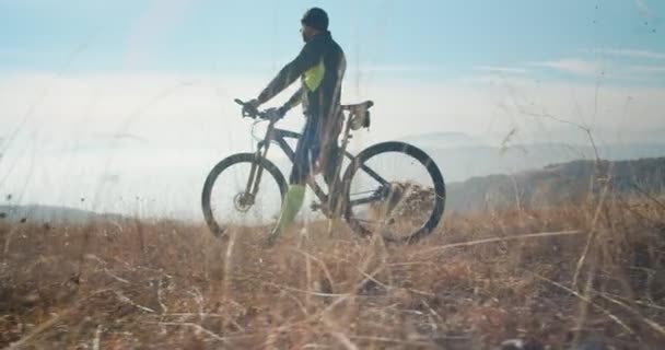 Vista Perto Ciclista Montanha — Vídeo de Stock