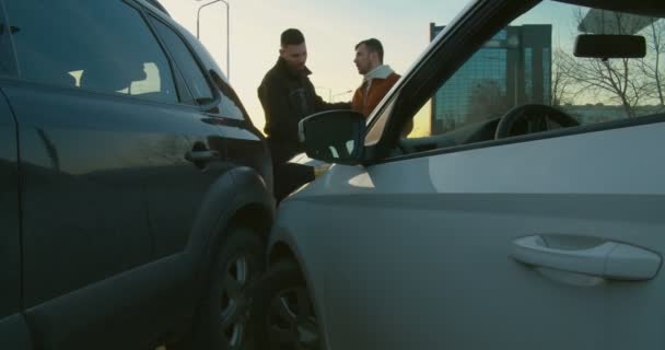 Двоє Людей Сперечаються Перевіряють Збитки Після Автокатастрофи — стокове відео