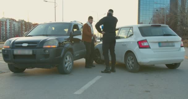 Ember Kifizeti Biztosítást Egy Autóbaleset Után — Stock videók