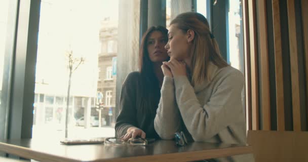 Jong Vrouwelijk Paar Met Een Date Een Cafe Bar — Stockvideo