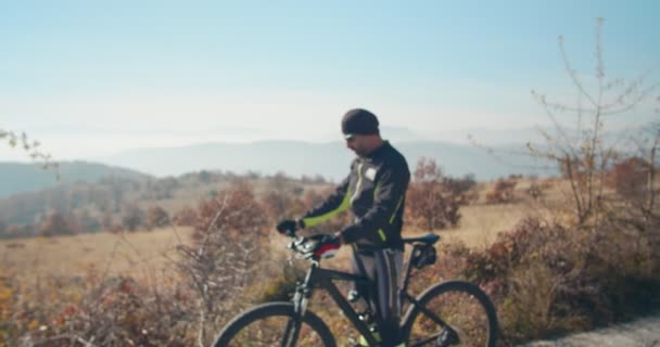 Biciclista Esticando Braços Sua Bicicleta Câmera Lenta — Vídeo de Stock